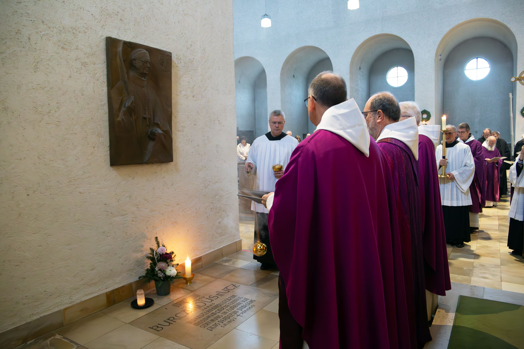 Besuch der Gräber in der Abteikirche an Allerseelen