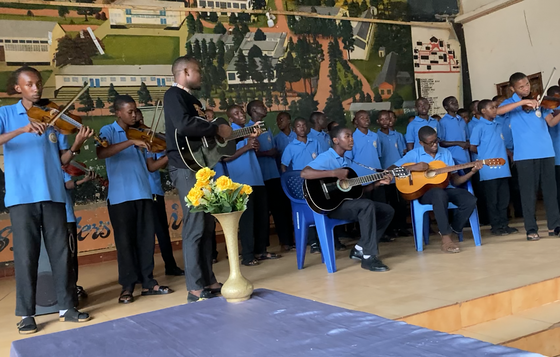 Musik spielt in Tansania und den besuchten Schulen eine große Rolle.