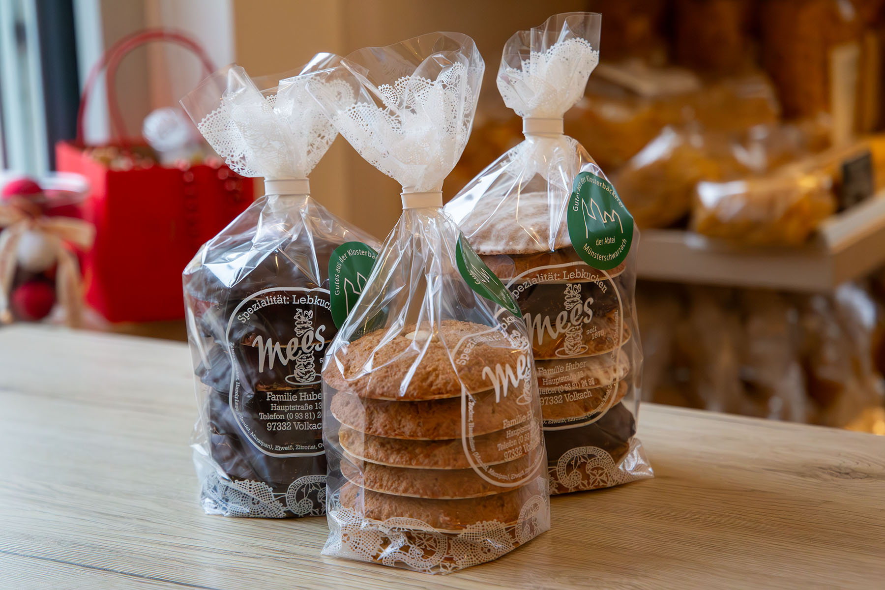 Drei Packungen Lebkuchen auf dem Tisch