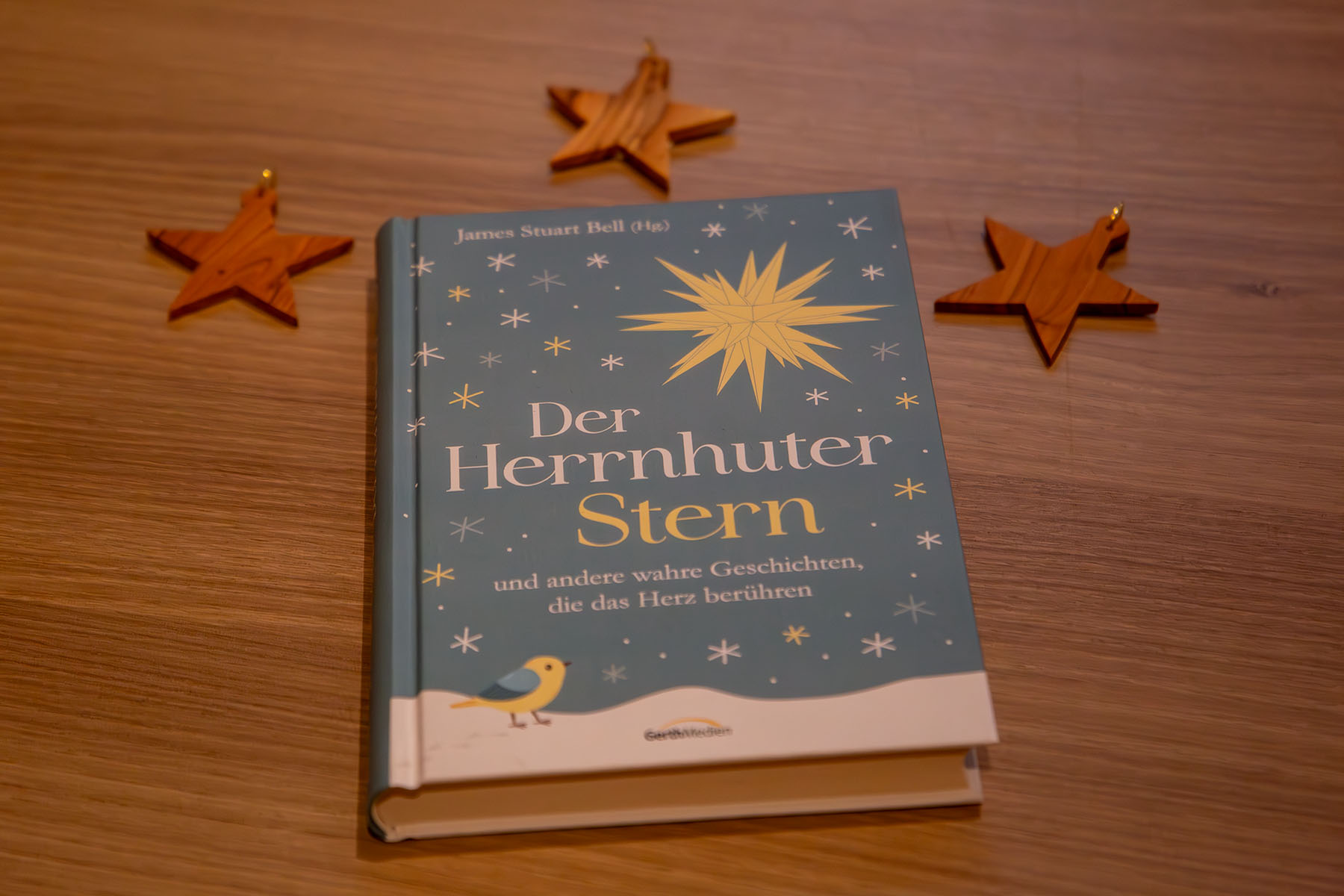 Buch "Der Herrnhuter Stern" auf einem Tisch platziert