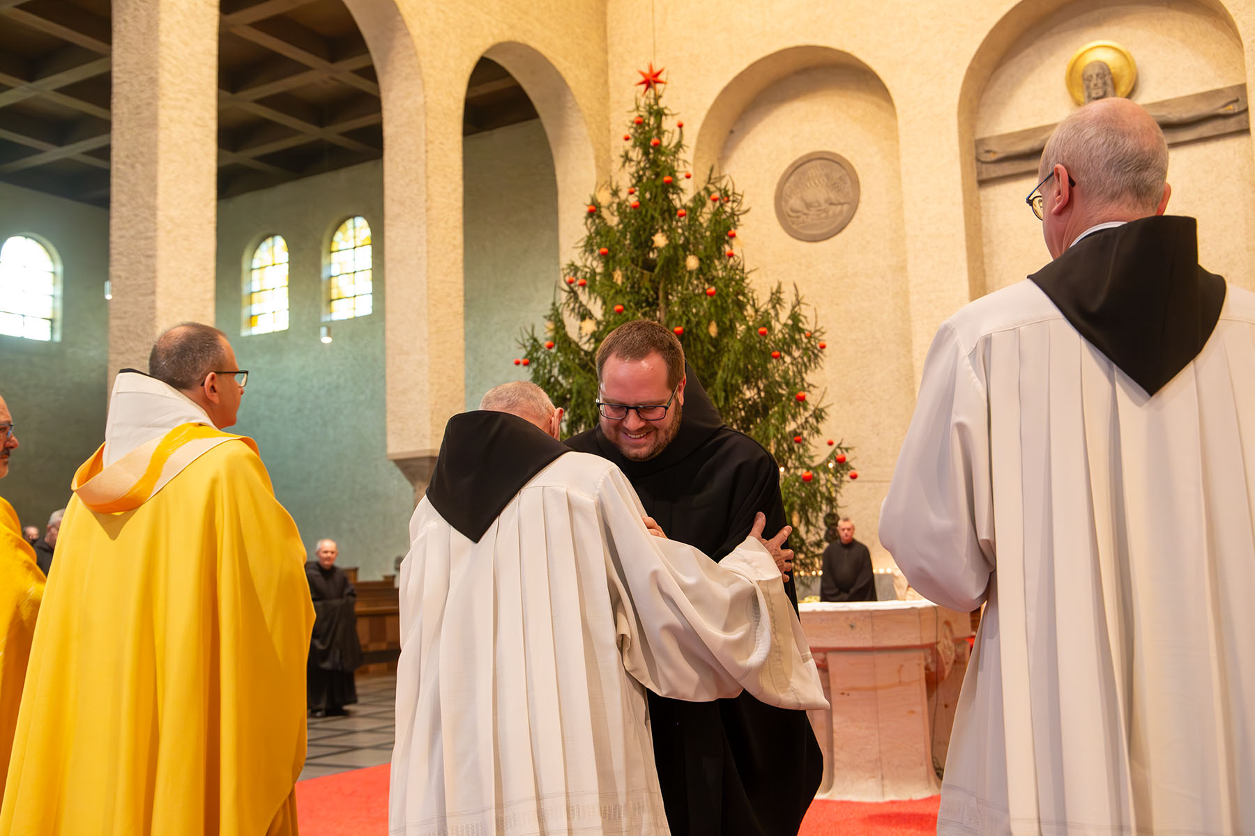 Br. Jan Nepomuk teilt den Friedensgruß mit einem Mitbruder