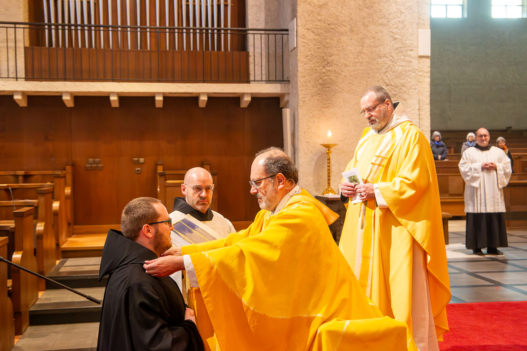 Br. Jan Nepomuk bekommt das Festgewandt überreicht