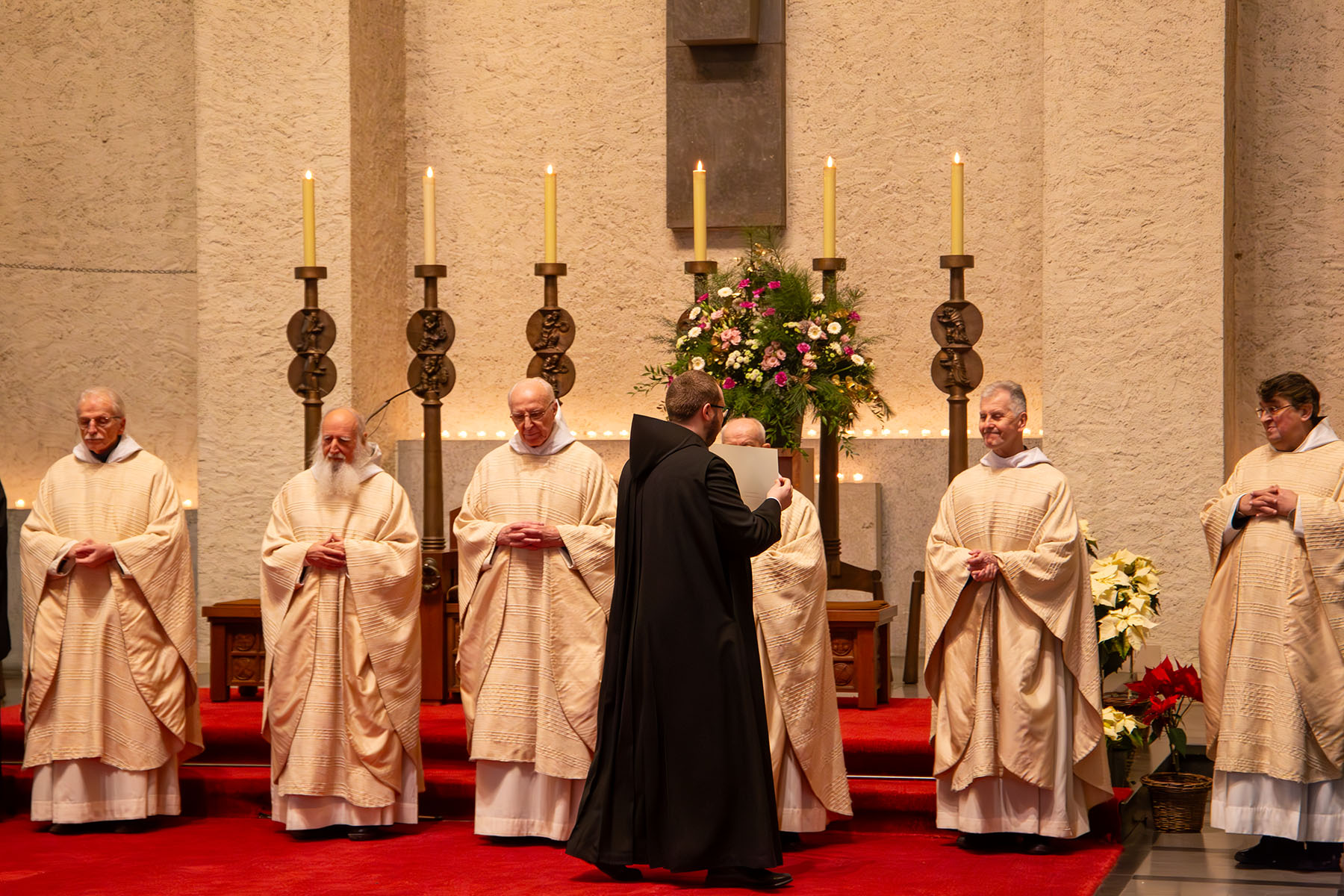 Br. Jan Nepomuk zeigt den Mitbrüdern die Professurkunde