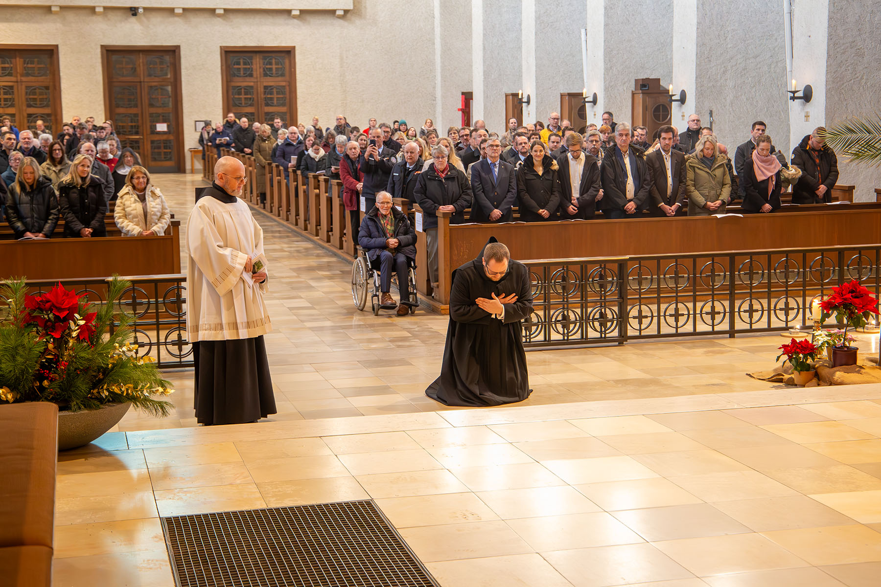 Br. Jan Nepomuk kniet in der Kirche