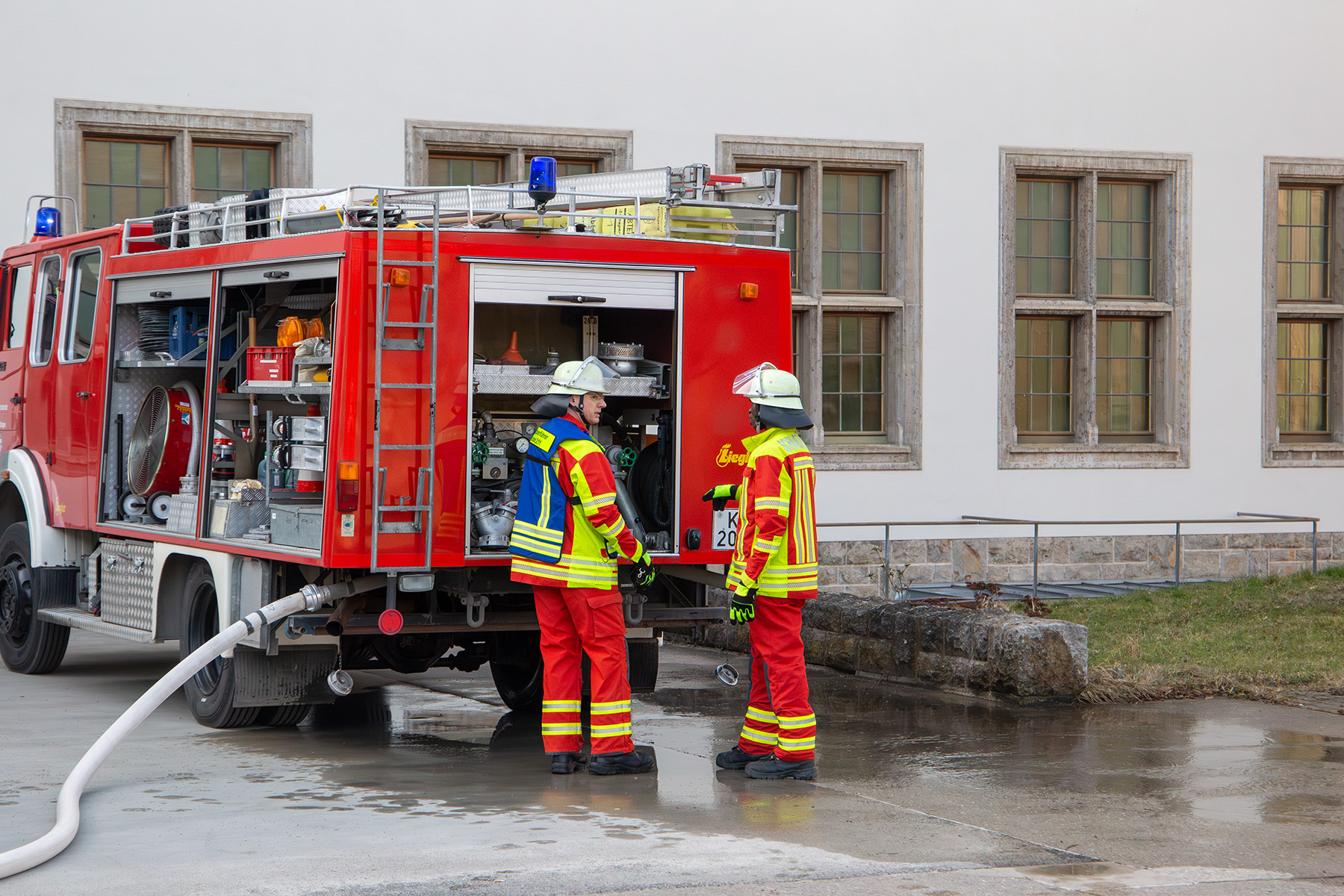 Zwei Männer vor Feuerwehrauto