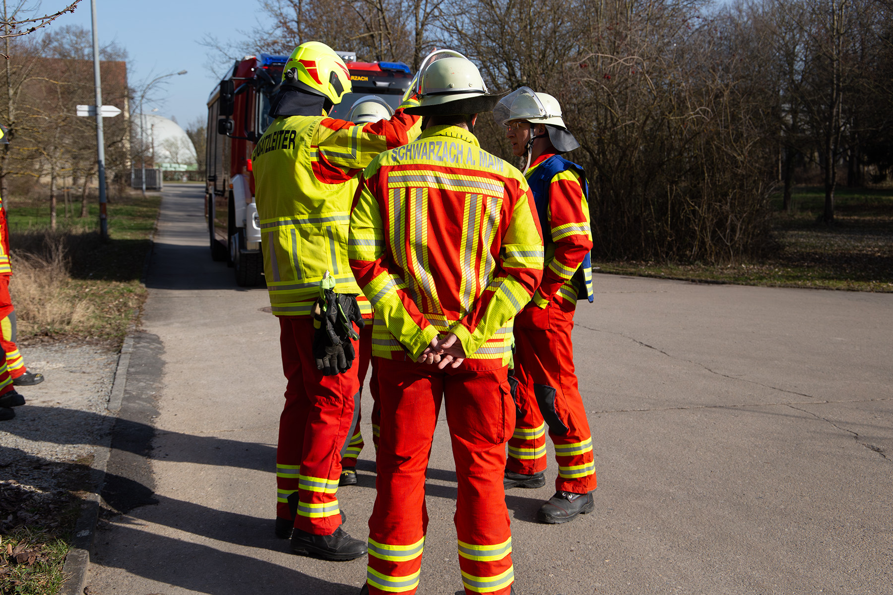 Vier Feuerwehrmänner im Gespräch