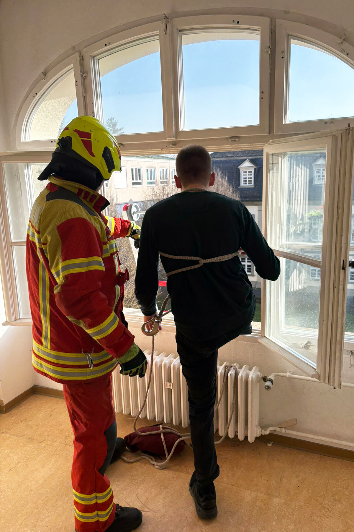 Mann steigt aus dem Fenster