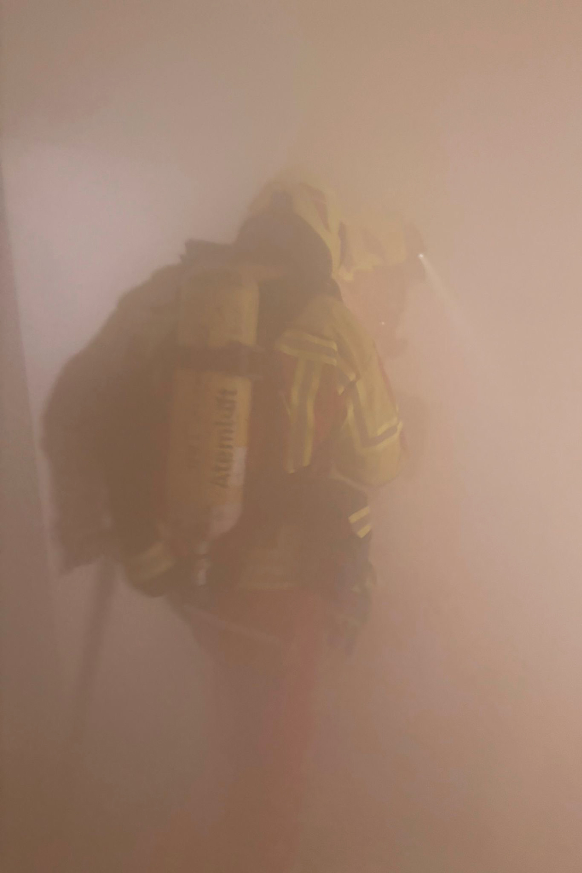 Feuerwehrmann im dicken Nebel
