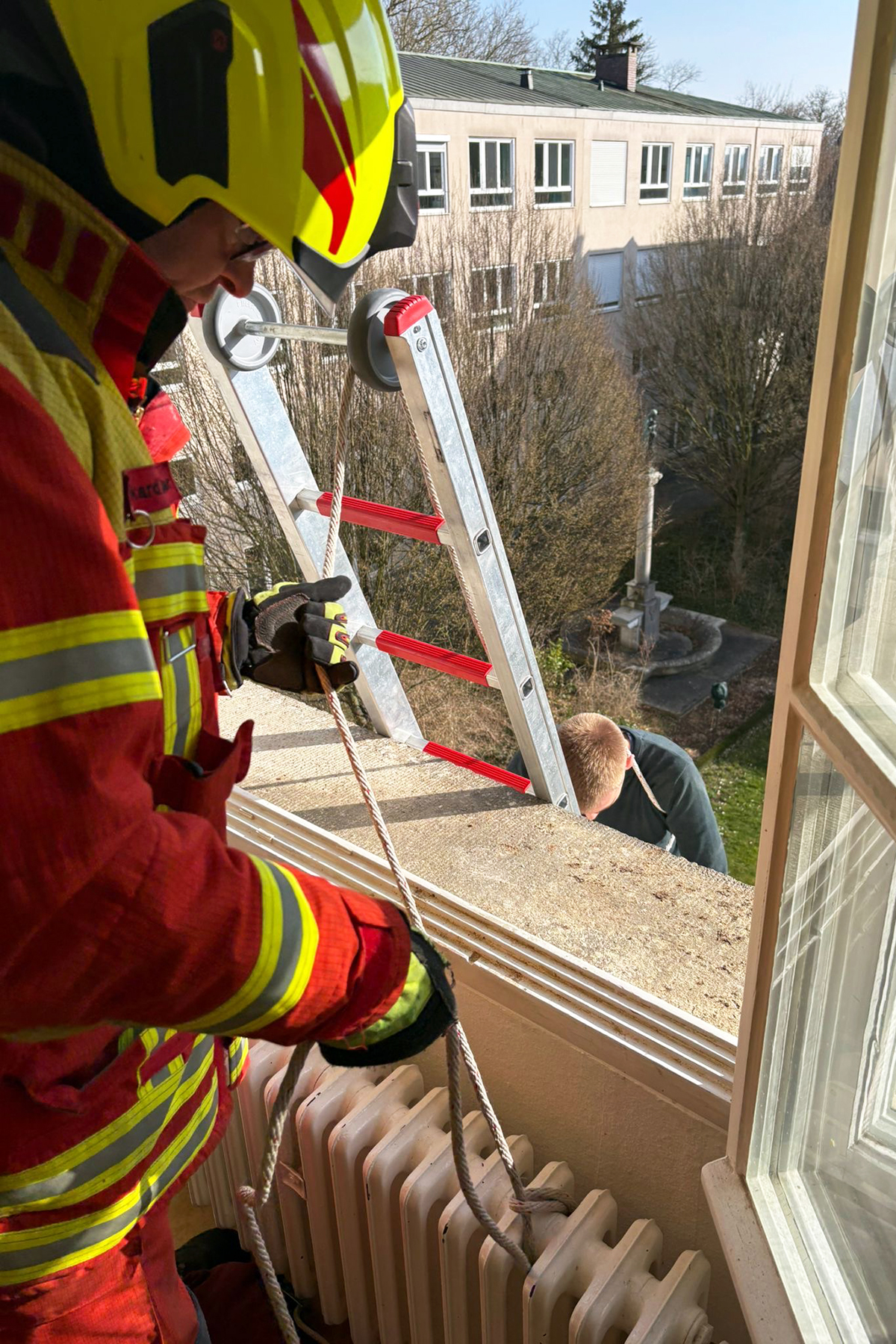 Mann steigt Feuerwehrleiter hinunter