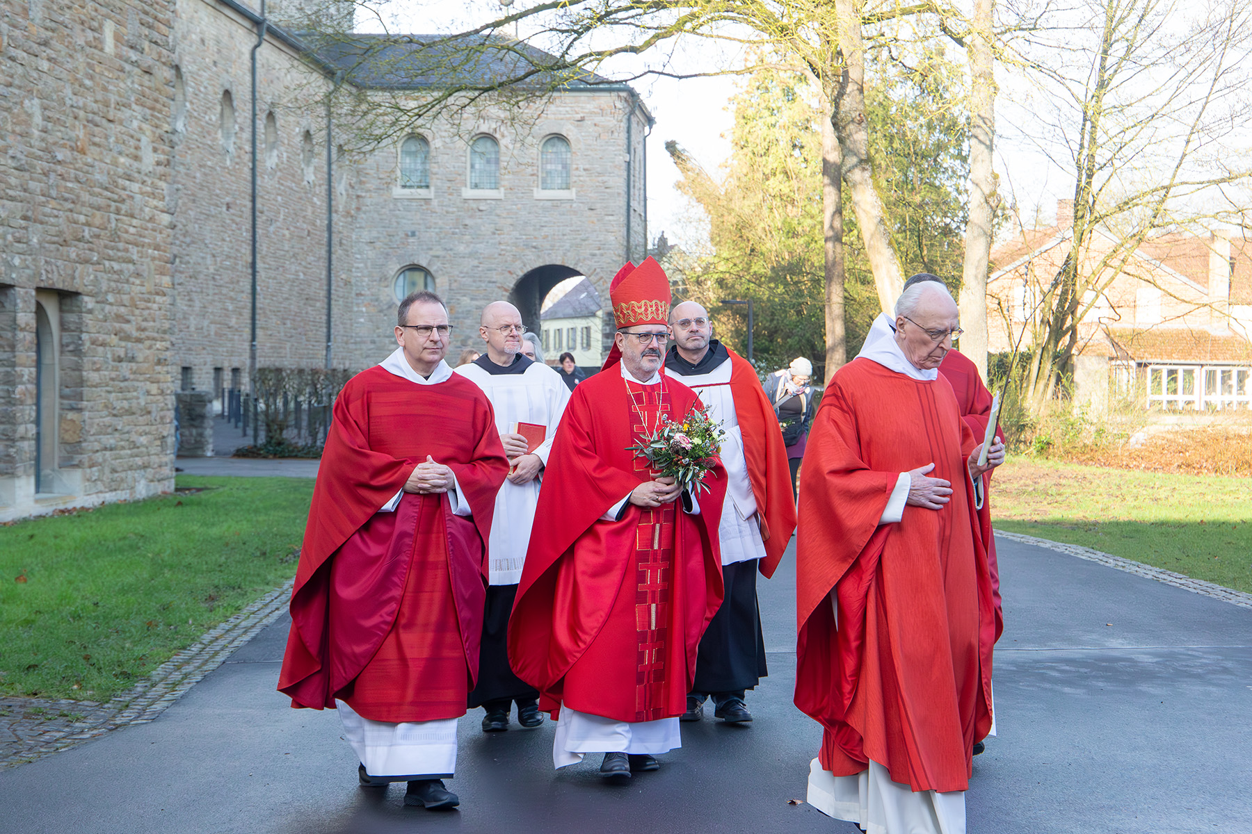 Mönche in roten Gewändern