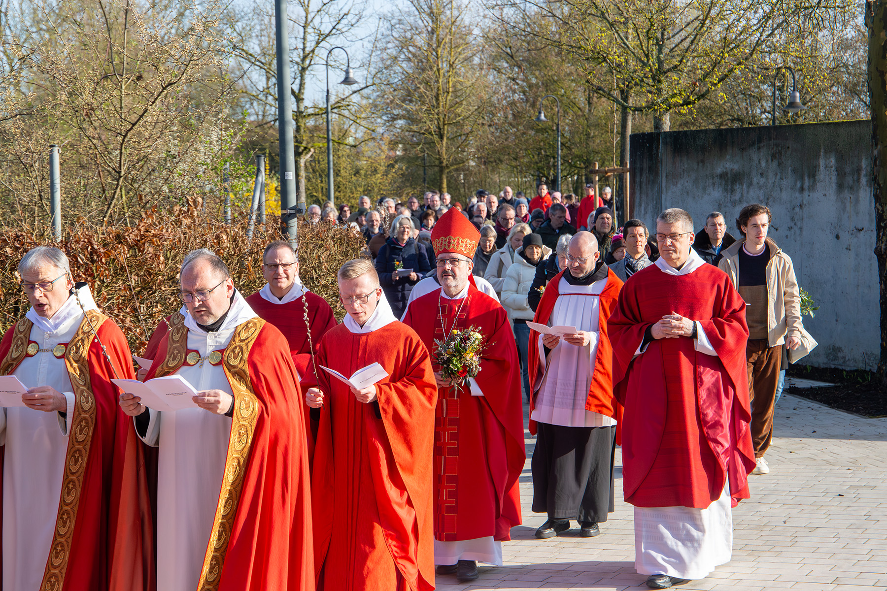 Mönche im roten Gewand ziehen in die Abteikirche