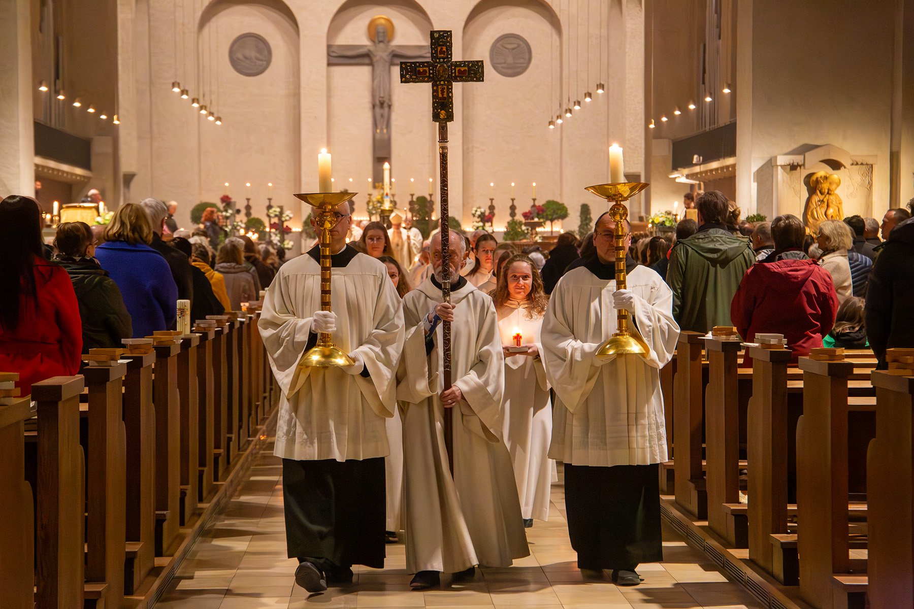 Mönche mit Kreuz und Kerzen in der Kirche