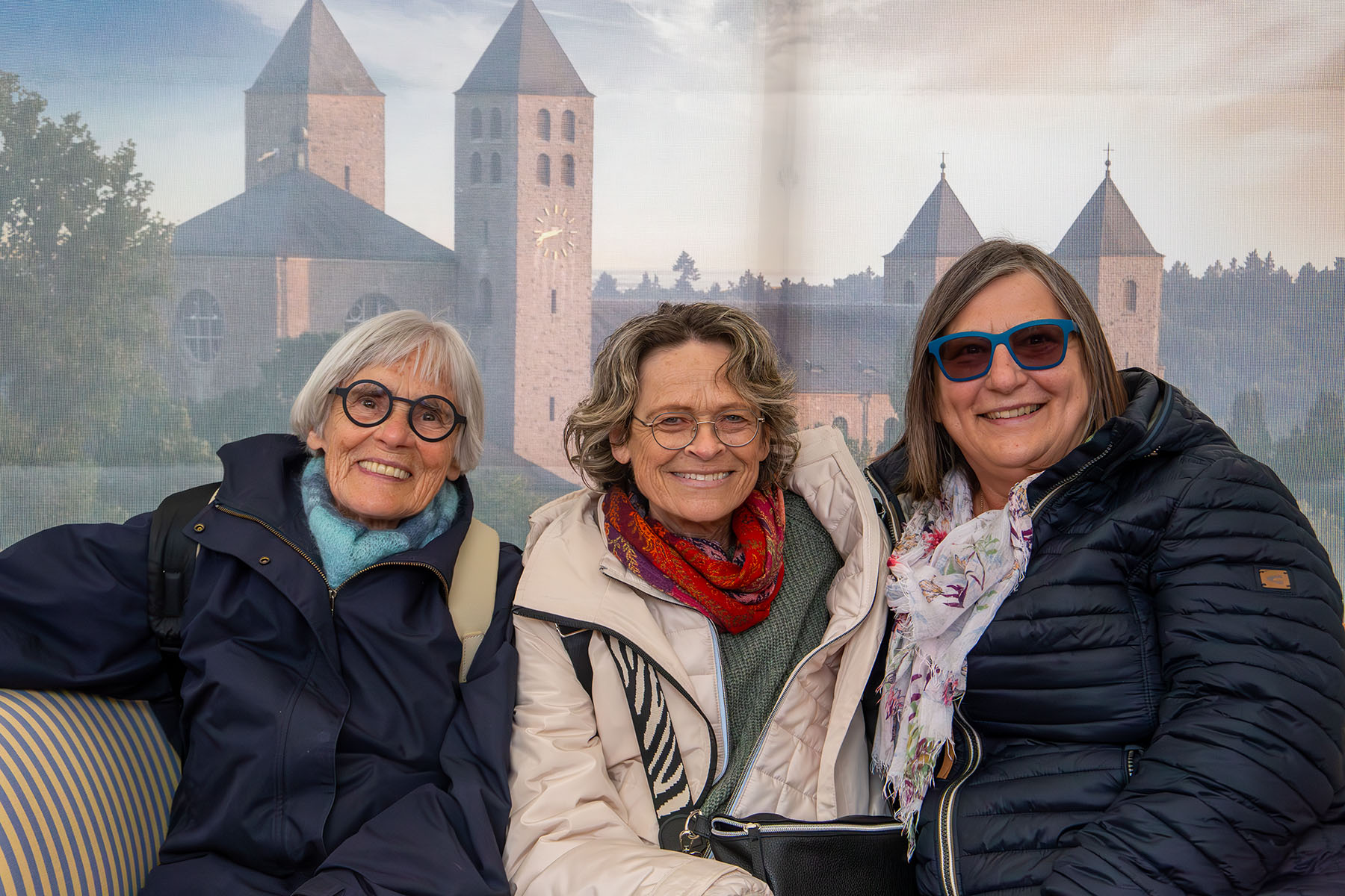 Drei Frauen sitzen auf der Couch am Stand