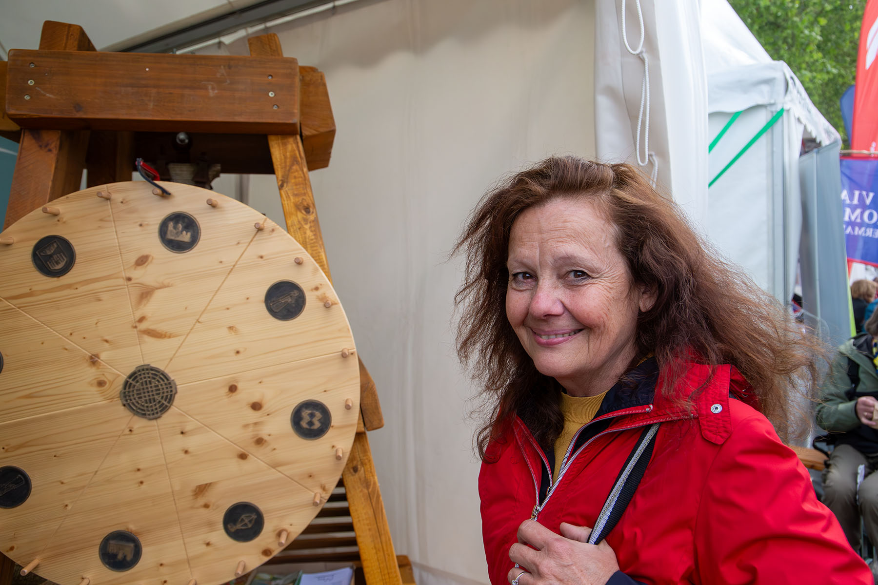 Dame im roten Anorak am Glücksrad