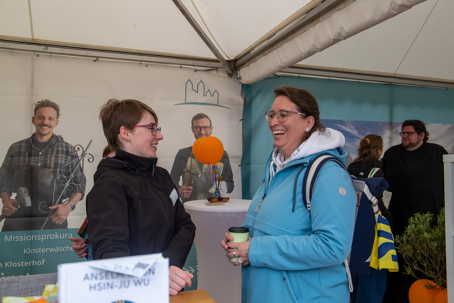 Zwei Frauen im Gespräch am Tresen