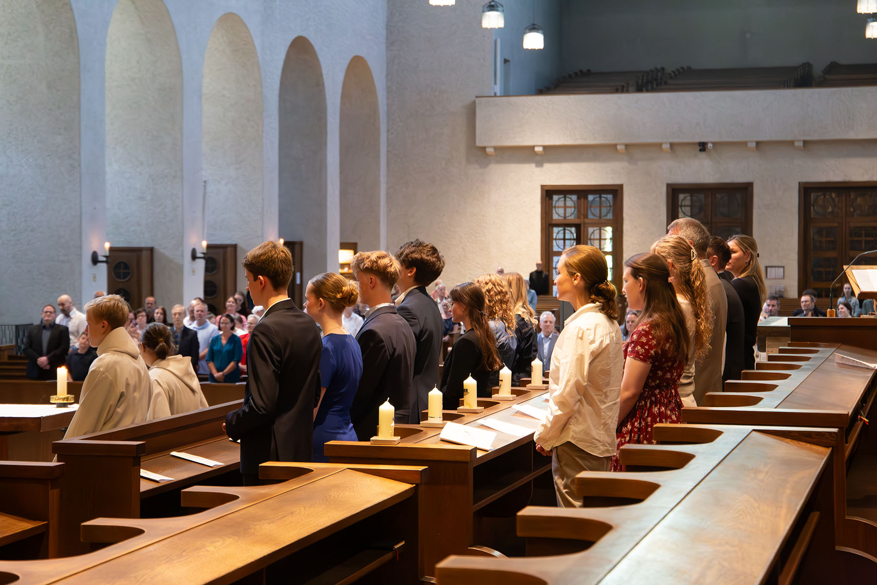 Gruppe von Erwachsenen und Jugendlichen im rechten Chorraum