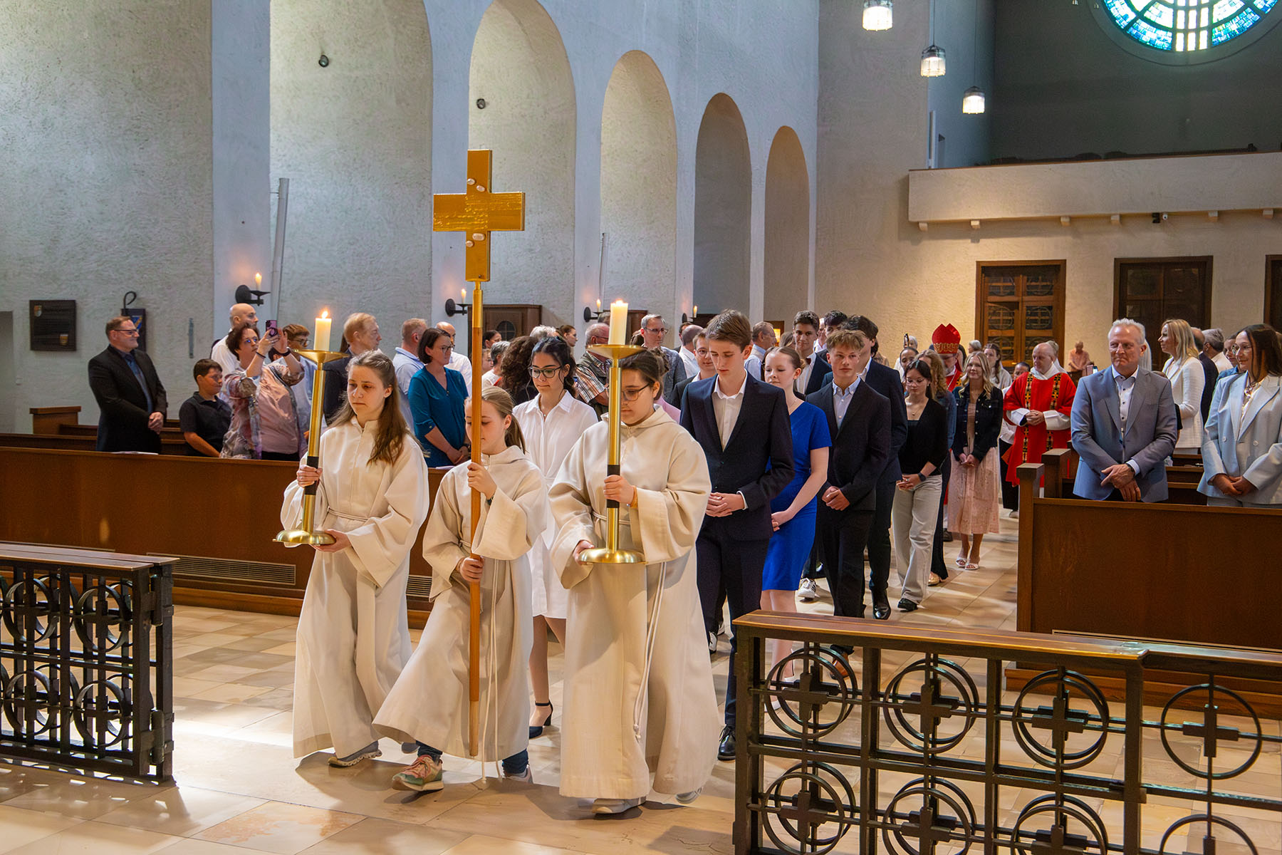 Messdiener führen Gruppe in die Kirche
