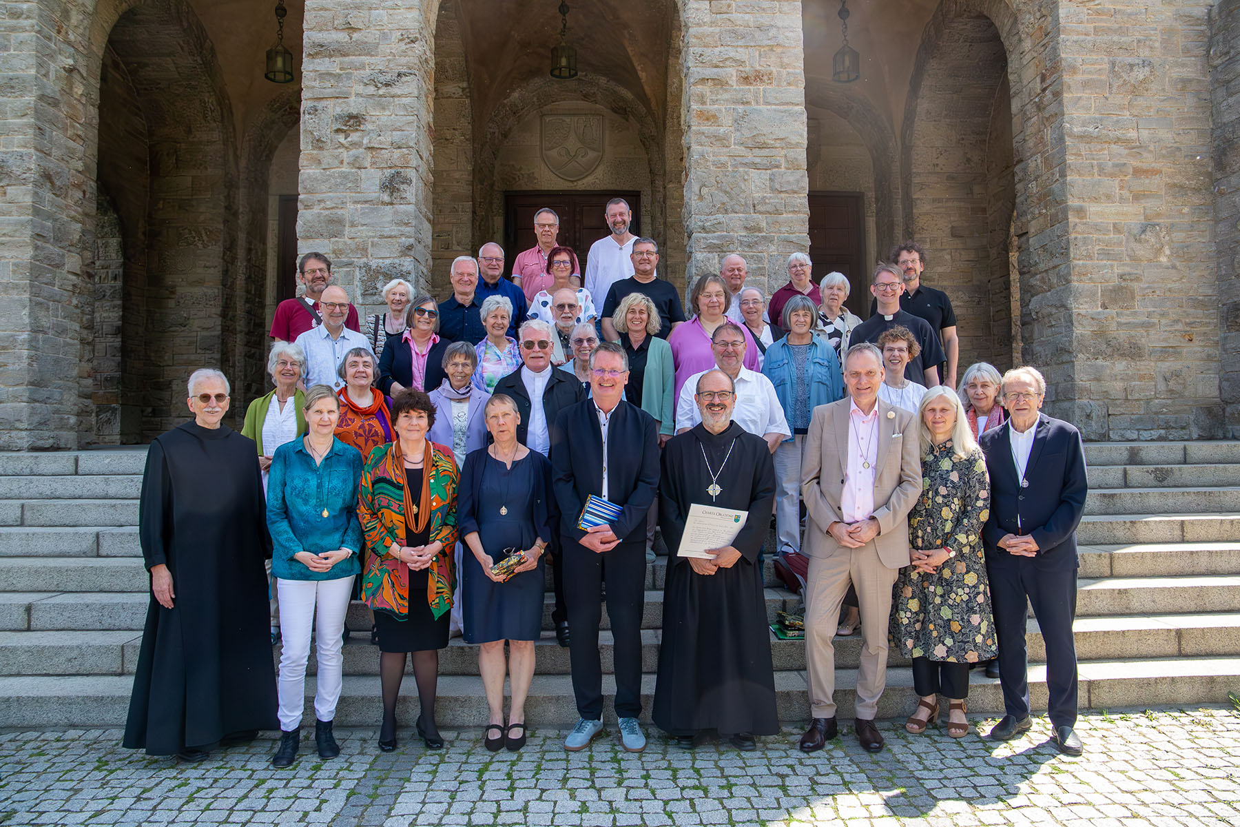 Gruppenfoto mit älteren Menschen und zwei Mönchen