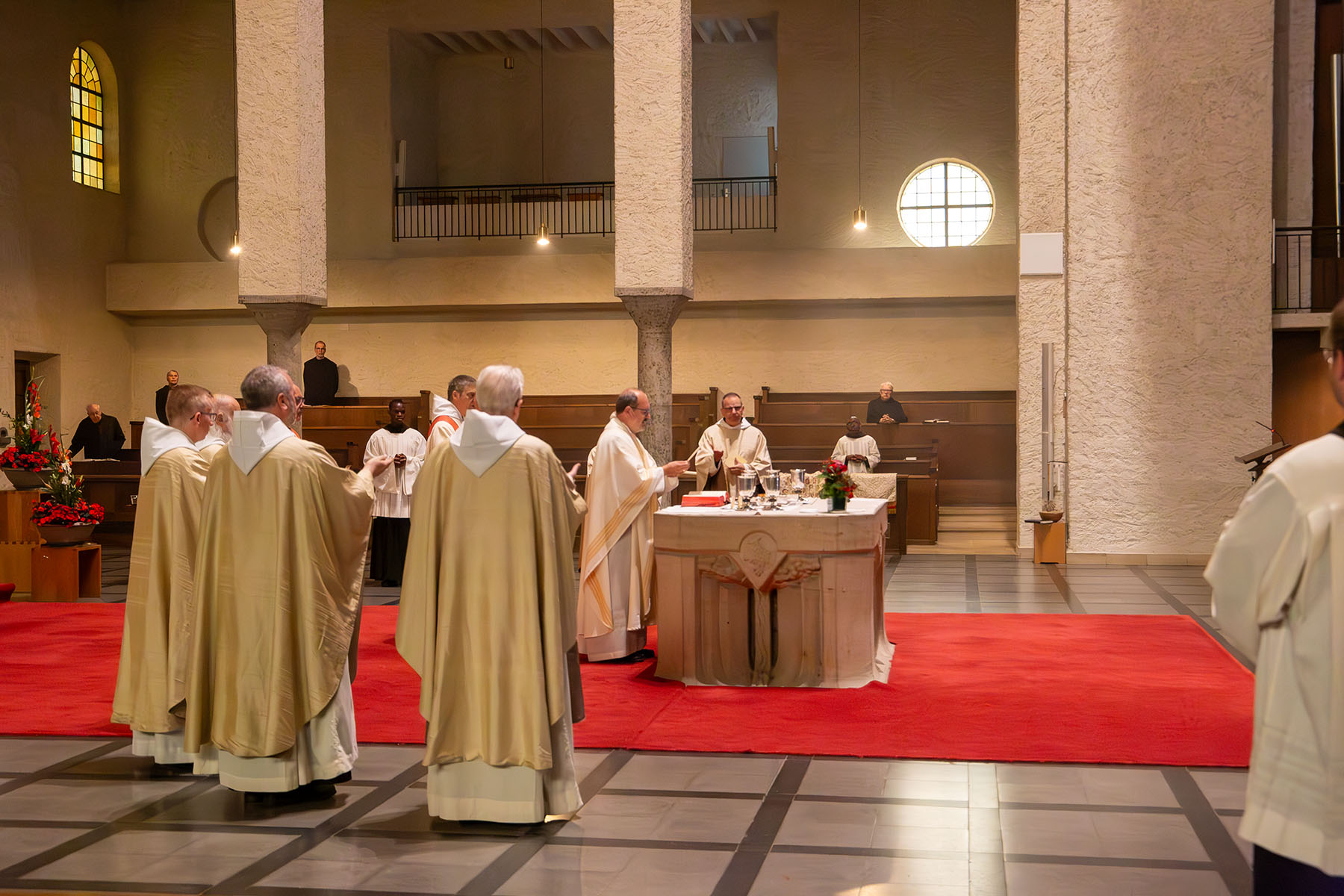 Priester im weißen Gewandt vor einem Tischaltar
