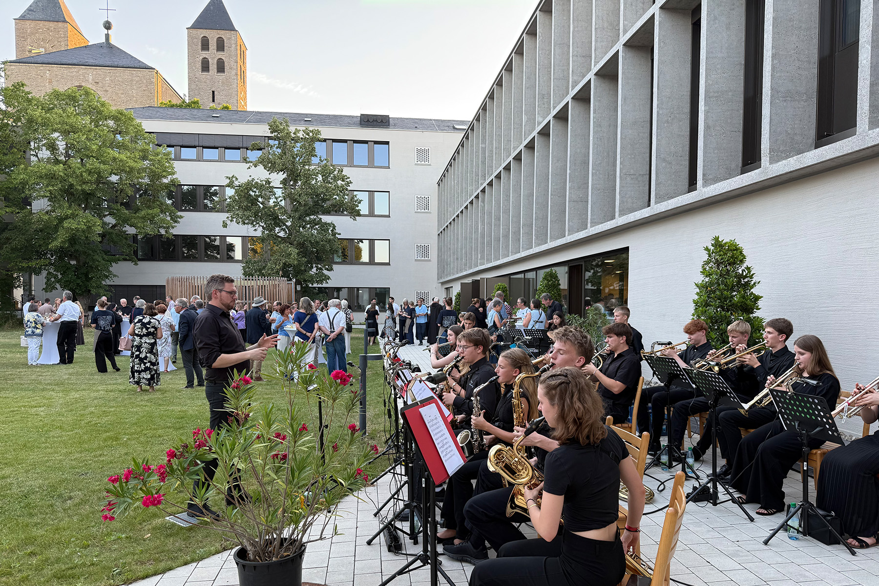 Bigband mit Schülerinnen und Schülern vor dem Schulhaus