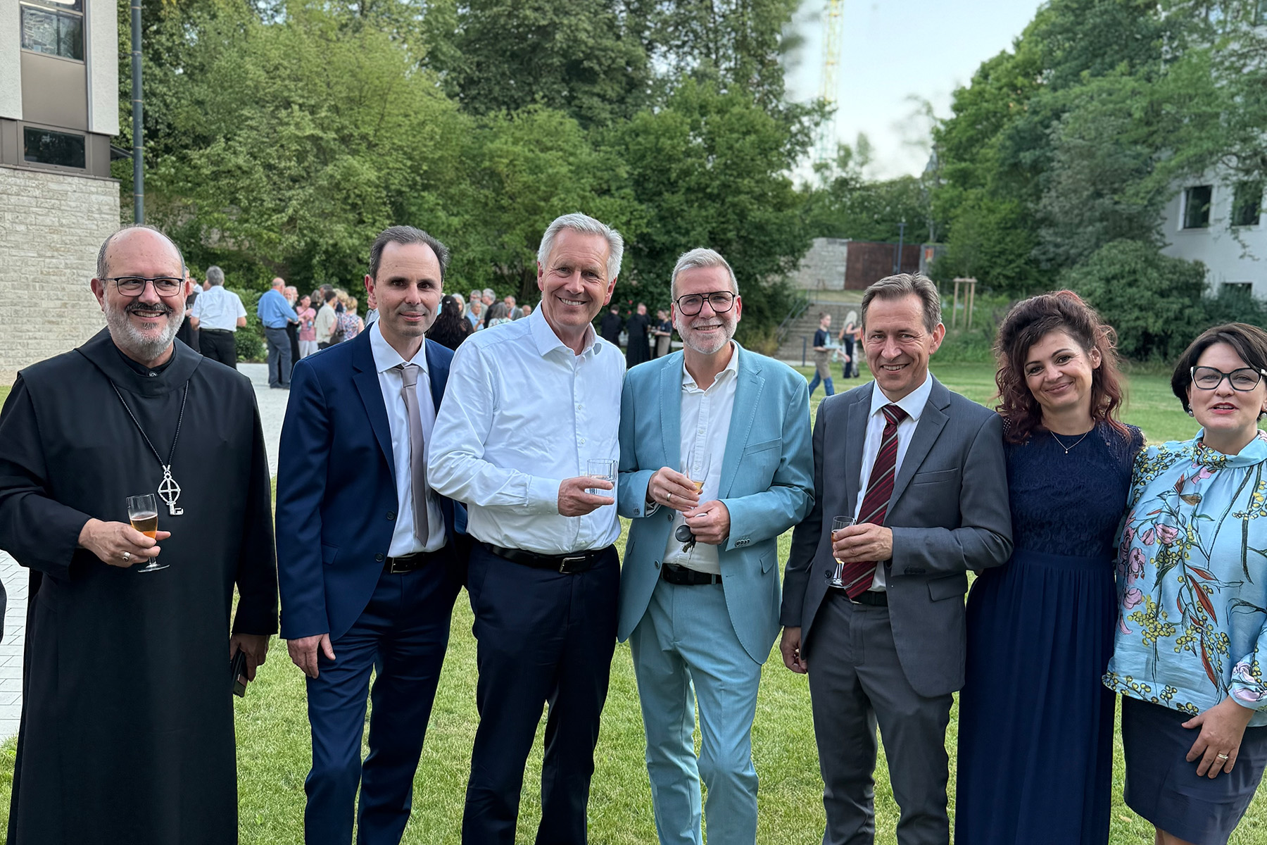 Gruppenfoto im freien mit Bundespräsident a. D. Wulff