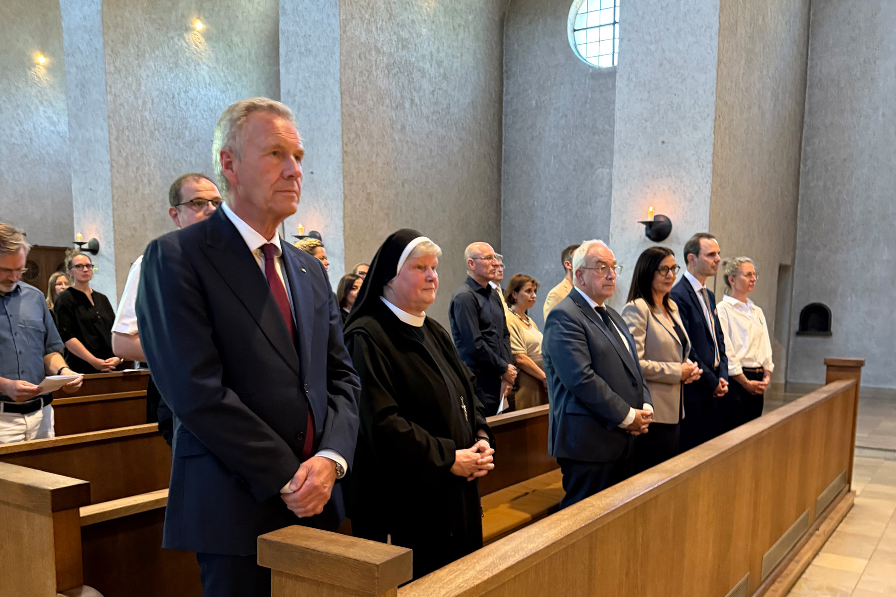 Bundespräsident a. D. Wulff und weitere Gäste in der Abteikirche