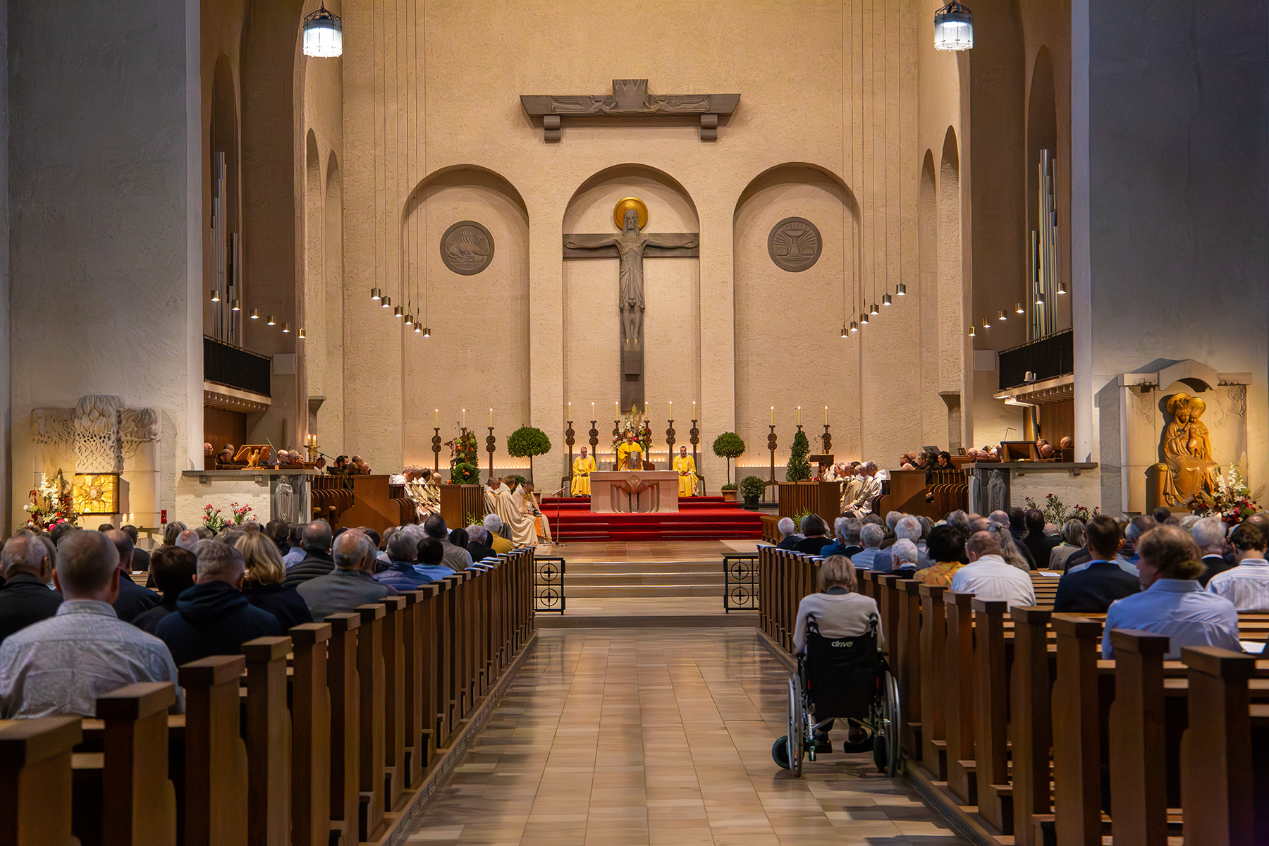 Blick durch die Kirche auf das Kreuz