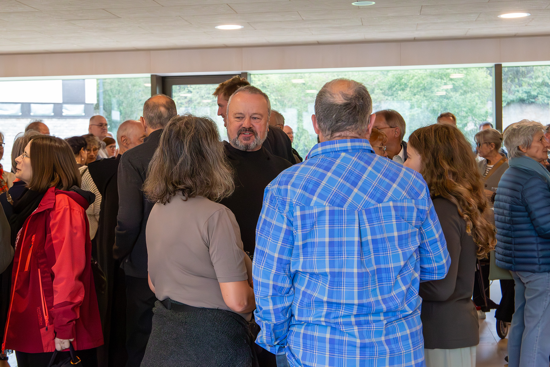 Gruppe von Menschen im Gespräch