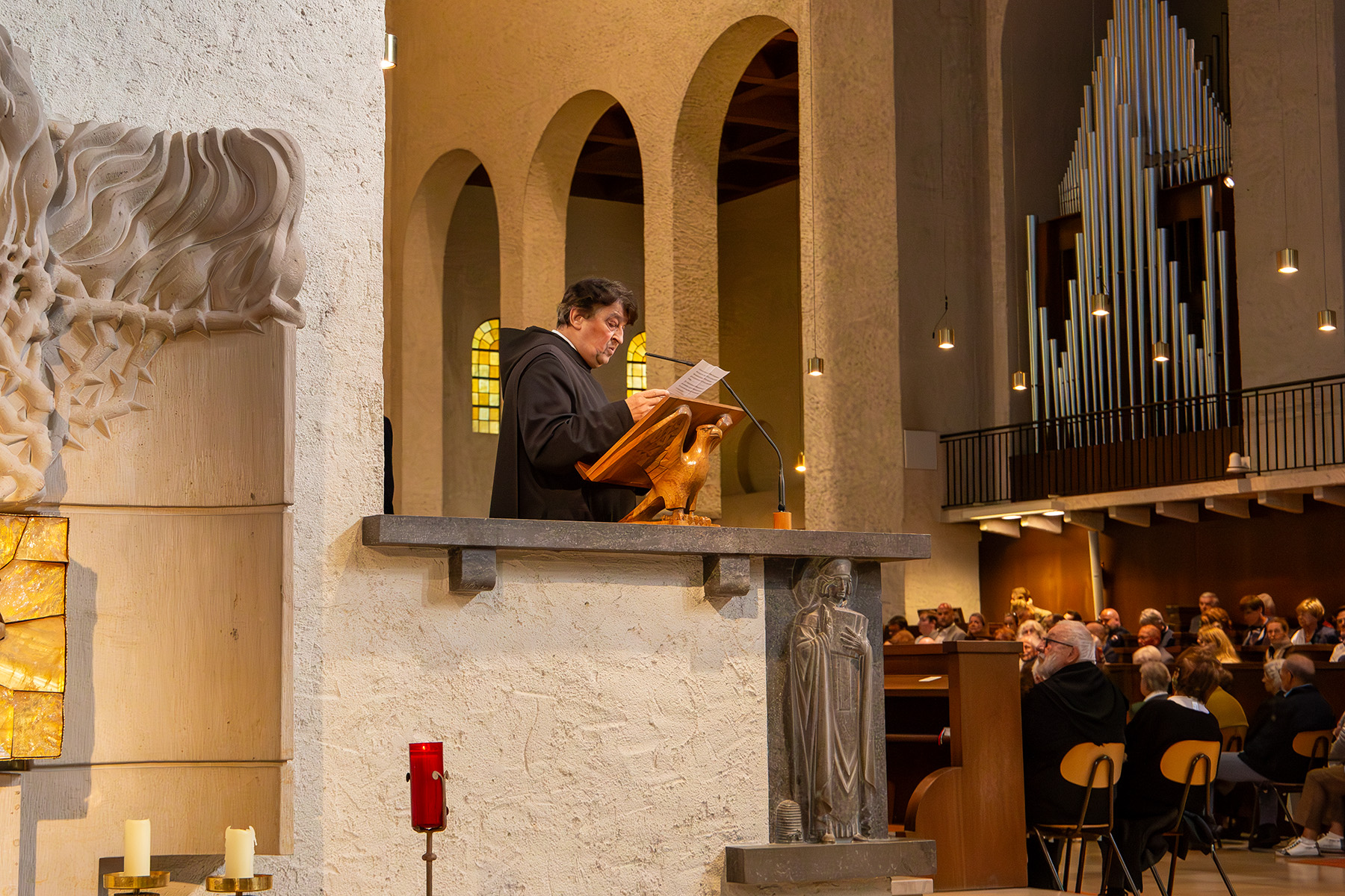 Mönche steht im Habit auf der Kanzel in der Kirche