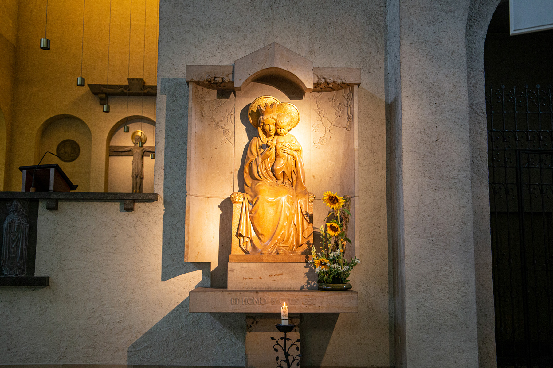Figur der Maria mit dem Jesuskind
