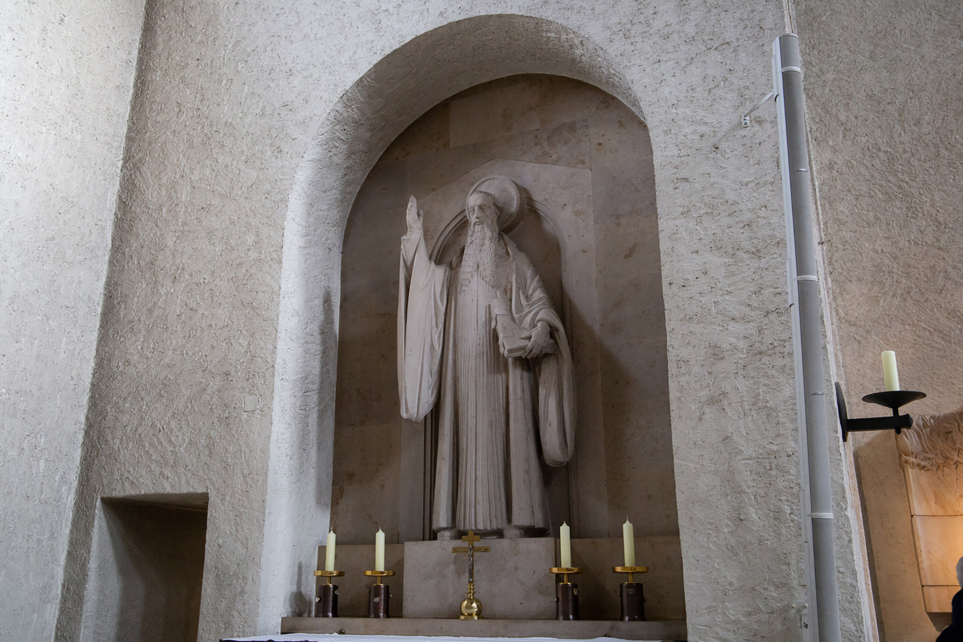 Altar mit Steinfigur des heiligen Benedikts