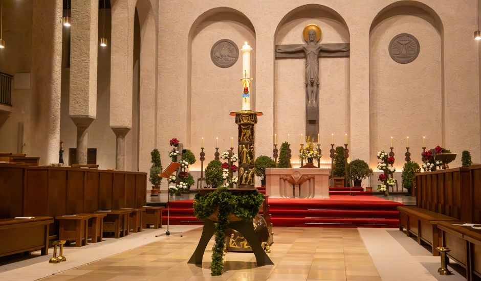 Osterkerze im Altarraum der Kirche