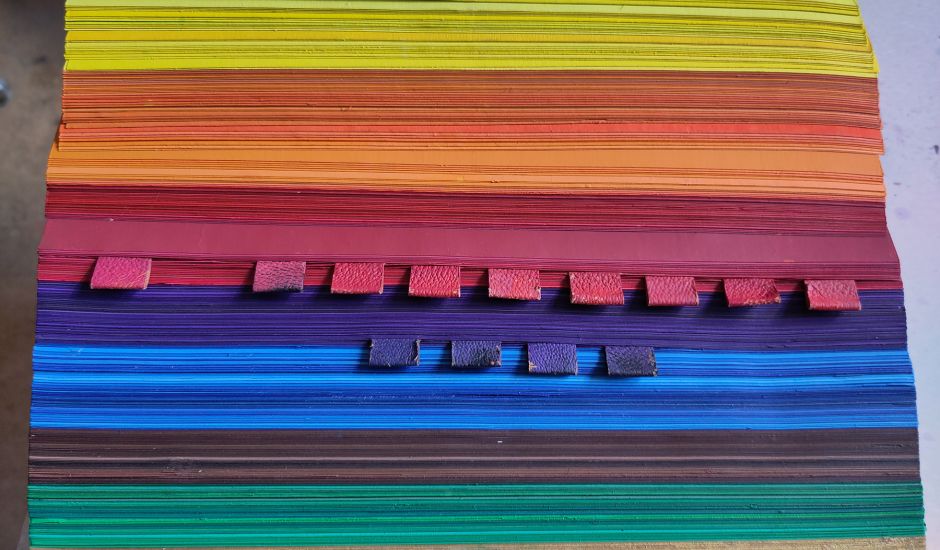 Altes Buch, in dem eine bunte Farbwolke abgebildet ist