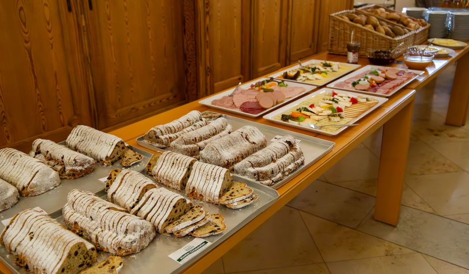 Tisch mit Christstollen, Wurst- und Käseplatten