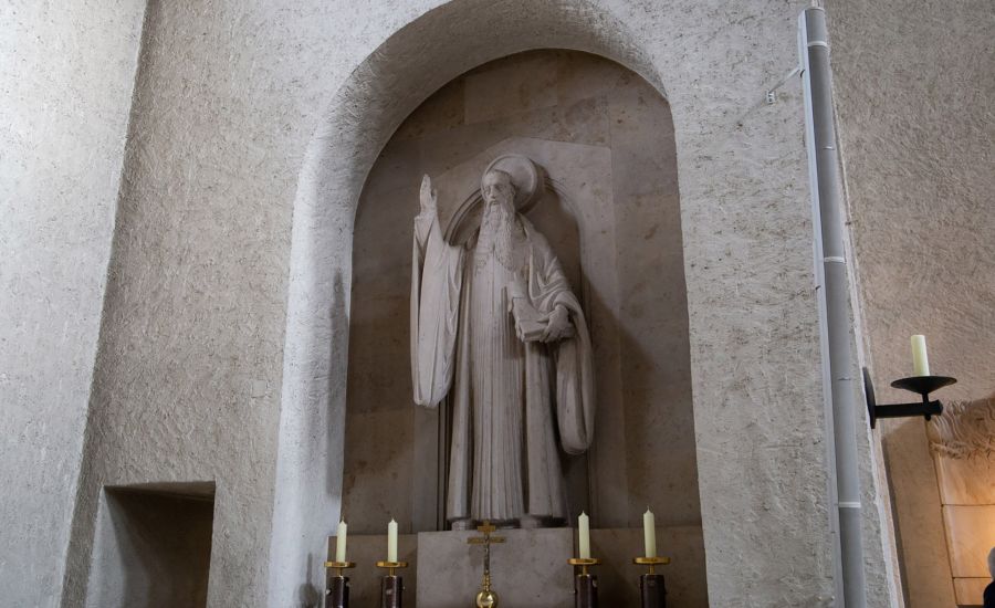 Altar mit Steinfigur des heiligen Benedikts