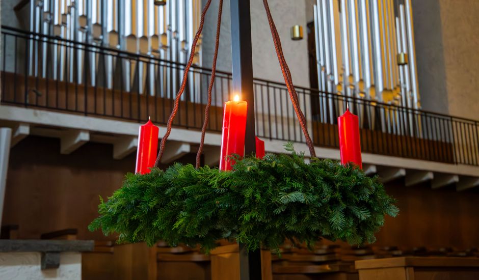 Adventskranz, bei dem die erste Kerze angezündet ist.