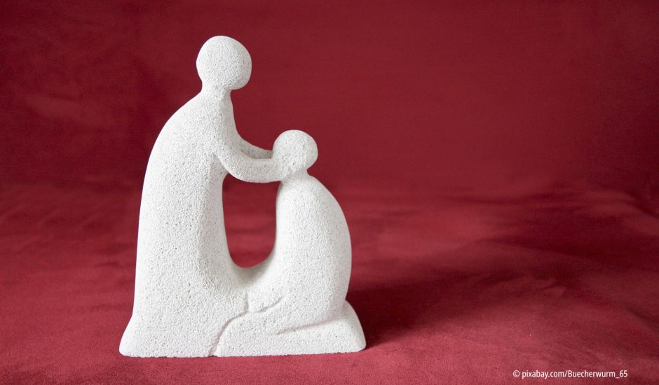 Steinskulptur, die eine Segnung zeigt (Symbolbild)
