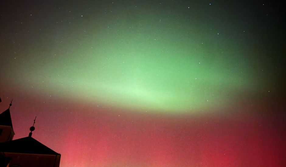 Polarlicht über den Kirchtürmen der Ab