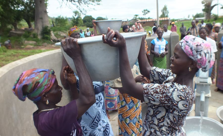 Frauen aus Togo beim Wasserschöpfen